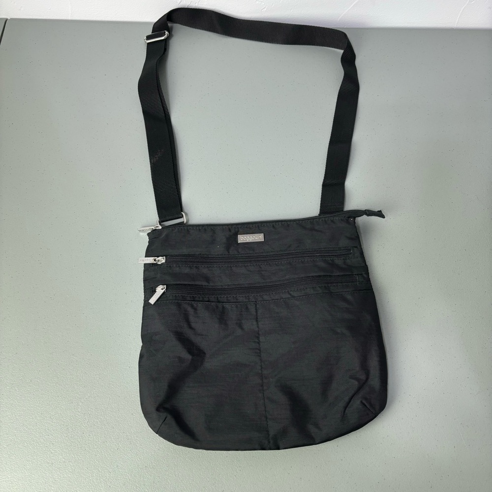 Baggallini Black Nylon Crossbody Purse Shoulder Strap Zip Closure - Picture 1 of 13